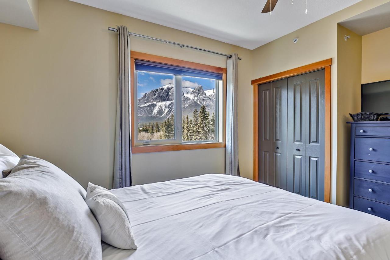 Spectacular Mountain View Corner Unit Pool Hot Tub Park Pass Apartment Canmore Exterior foto